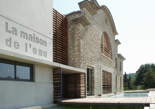 Entrée principale de la Maison de L'eau